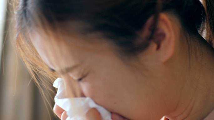 感冒的女子女性鼻炎发烧