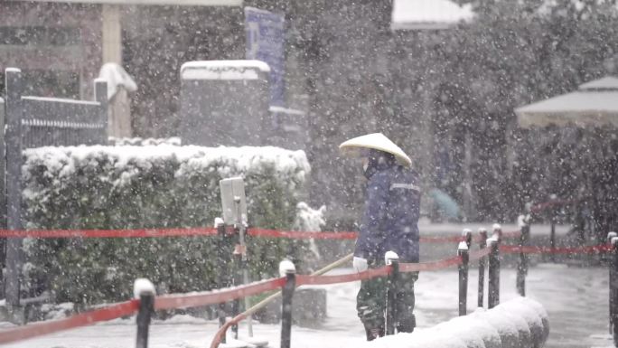 暴雪天环卫大爷清理路面积雪