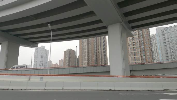 白天上海高架桥到普通公路车左空镜
