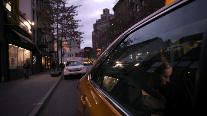 坐出租车穿越纽约的女孩