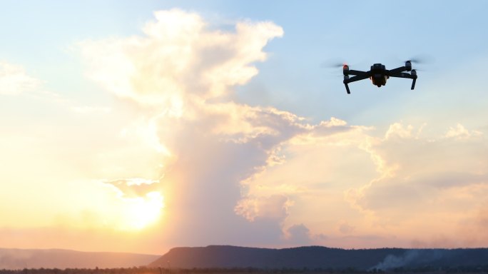 无人机在空中飞行航拍飞机大疆无人机拍摄