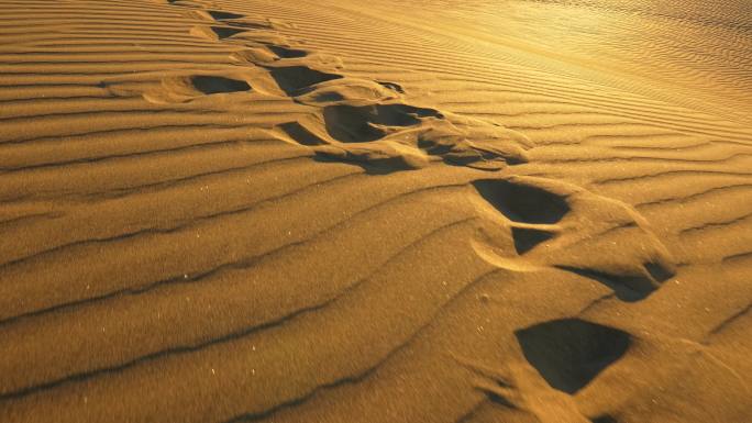 夜晚沙漠中沙丘上的脚印