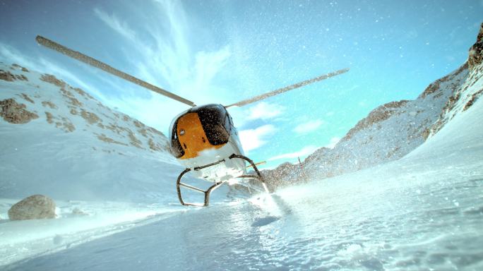 直升机降落在冰雪覆盖的山上
