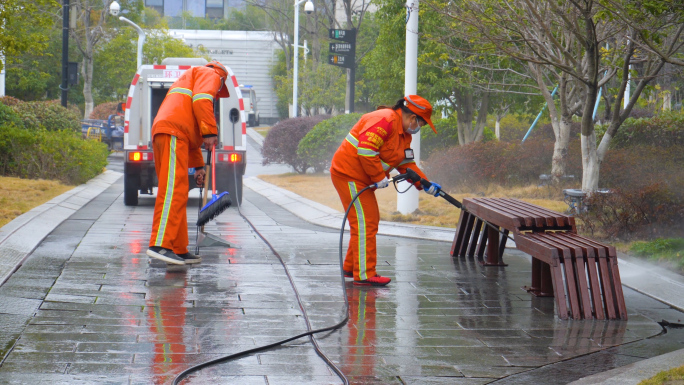 城市环卫工道路消毒清理