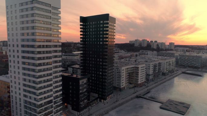 瑞典斯德哥尔摩黄昏时现代办公楼