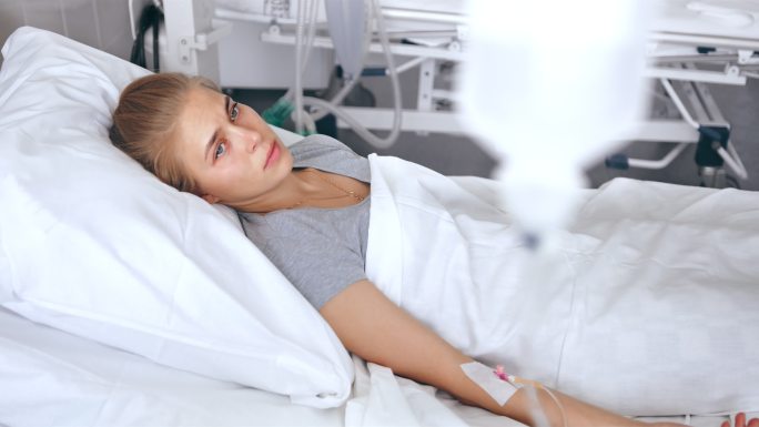 躺在病床上的女人重症病床住院治疗女病人
