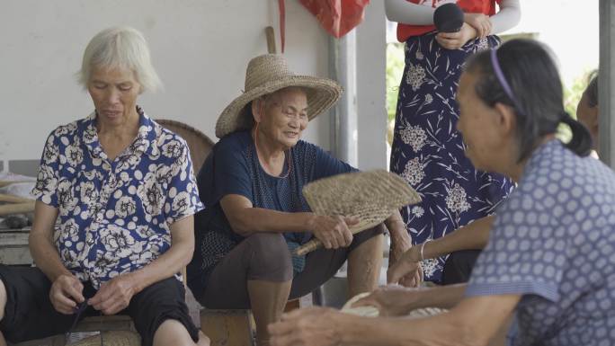 农村留守老人打牌休闲娱乐幸福生活