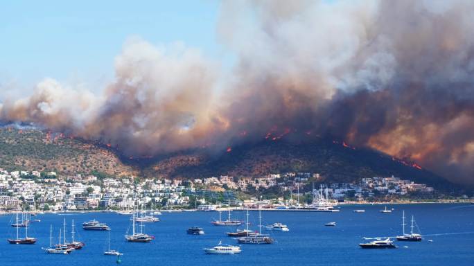 危险的野火正在逼近博德鲁姆港