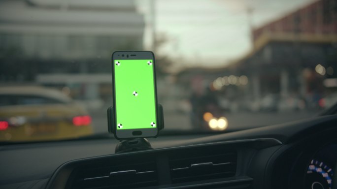 车内带绿色屏幕的智能手机