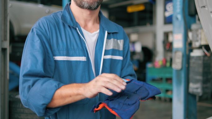 微笑的汽车修理工外国人