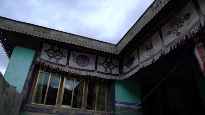 废弃的藏式乡村民居农村