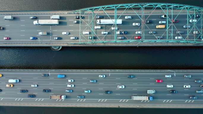 桥上的车辆俯视图车流川流不息车水马龙城市