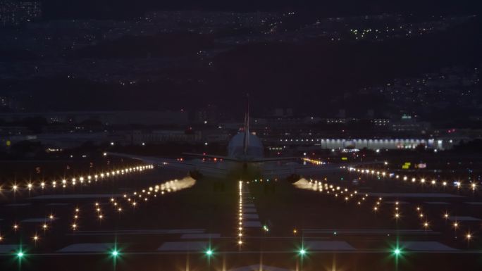 夜间降落在跑道上的客机-后视图
