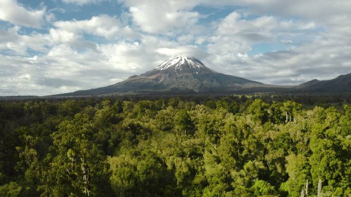 火山鸟瞰图大气全景空镜树林