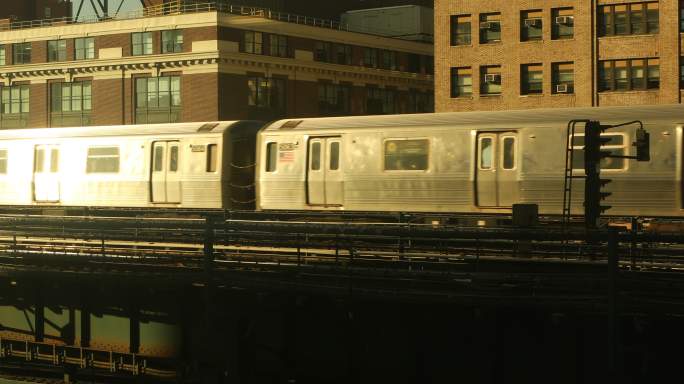 高架地铁列车长车进站到站车头晚归进城