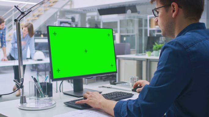 工程师使用绿色模拟屏幕桌面电脑