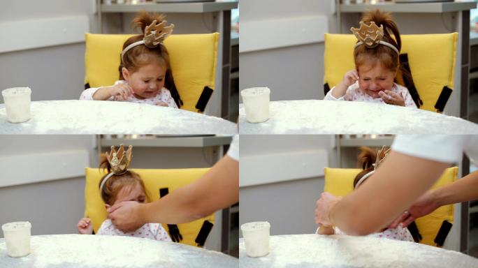 可爱的小女孩在桌子上玩面粉
