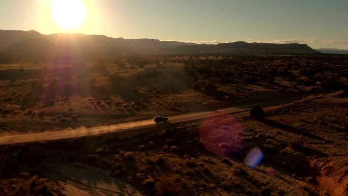 黑色SUV吉普车在沙漠山谷的土路上行驶