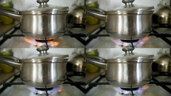 汤煮沸后在炉子上流掉