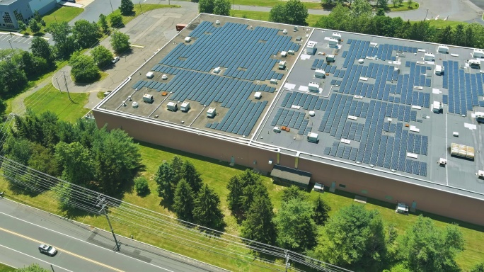 鸟瞰屋顶上的太工业区太阳能电池板发电仓库