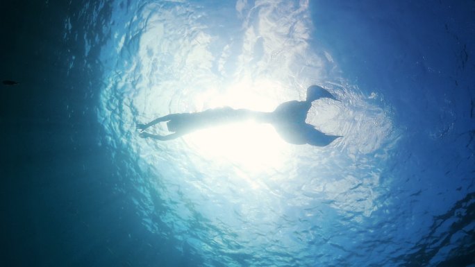 水上表演人鱼传说海底遨游广告空镜