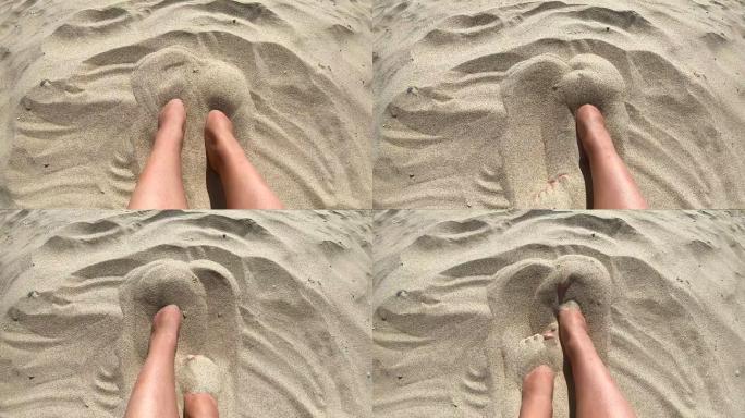 女孩用脚玩沙子
