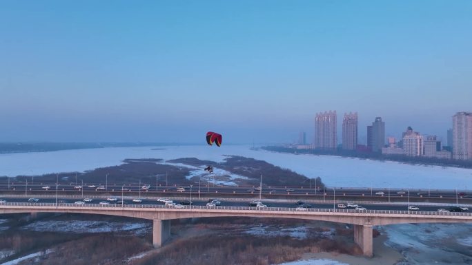 动力滑翔伞飞越哈尔滨公路大桥和松花江2