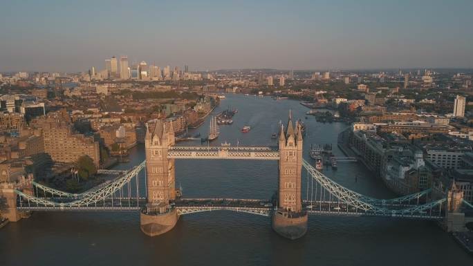 日落/日出时伦敦塔桥的特写镜头