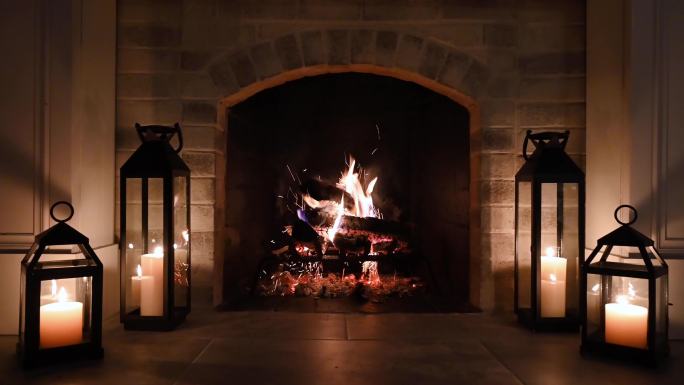 夜晚，家中一个舒适的燃木壁炉的特写镜头