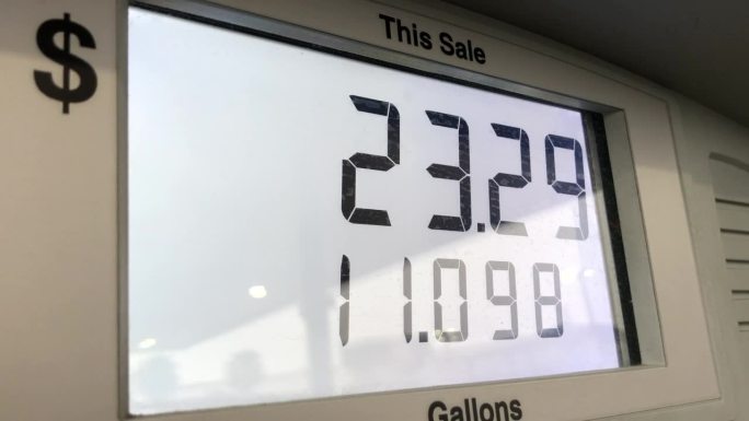加油站泵上的仪表显示美元和加仑