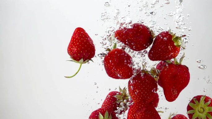 成熟的草莓从水中掉落