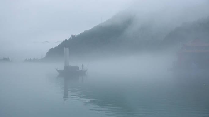 瓯江帆船在云和湖上水雾弥漫如梦如幻