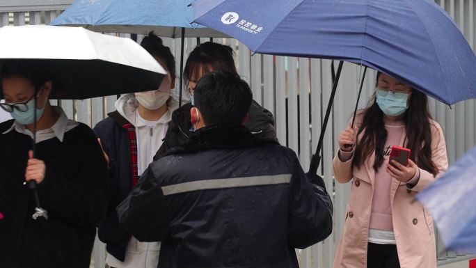 下雨天核酸检测排队场面