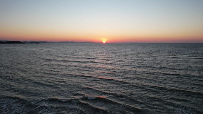 航拍海面上的夕阳西下和海鸥