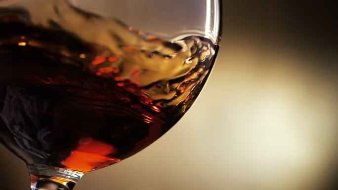 红酒在玻璃杯中旋转。