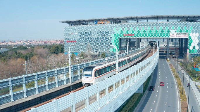 杭州地铁列车和翁梅站航拍