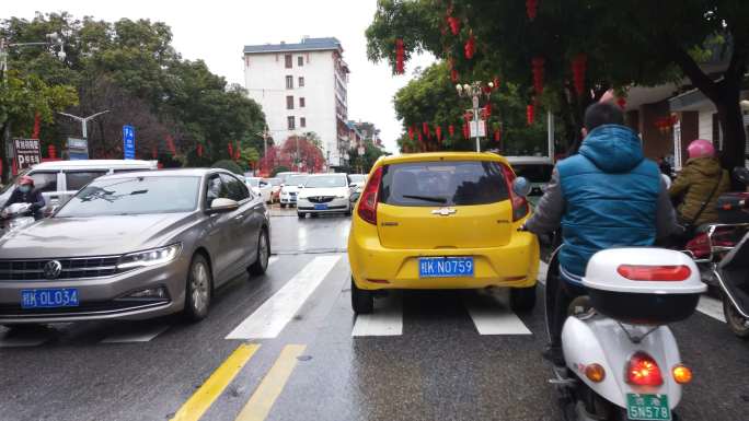 春雨天气寒冷雨天车流增多街拍市区小车塞车