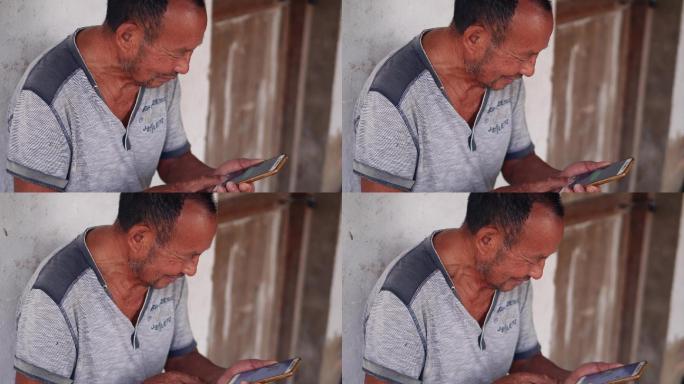 老人使用智能手机发送微信语音信息视频素材