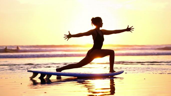 海边练瑜伽的女子逆光剪影光影日落夕阳