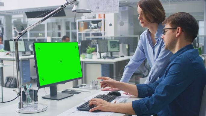 工程师使用绿色模拟屏幕台式电脑。