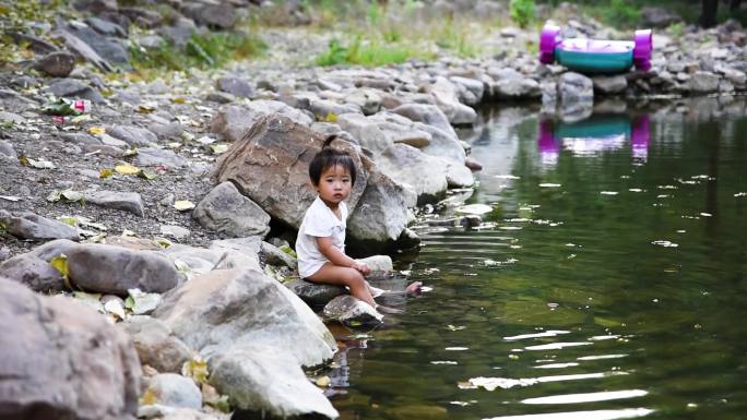 小女孩小溪边玩水