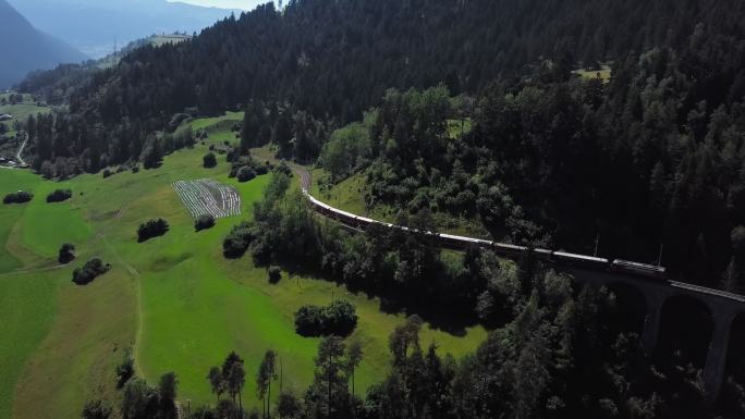 高架桥上的瑞士红色列车