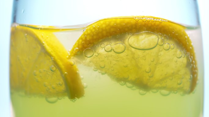 玻璃杯里的碳酸柠檬水
