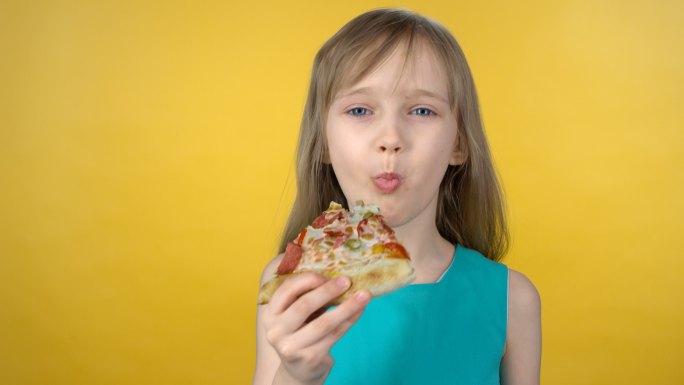 喜欢吃披萨的可爱女孩