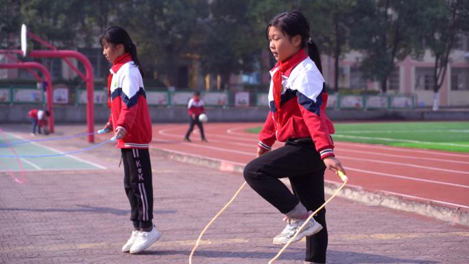 实拍小学生跳绳