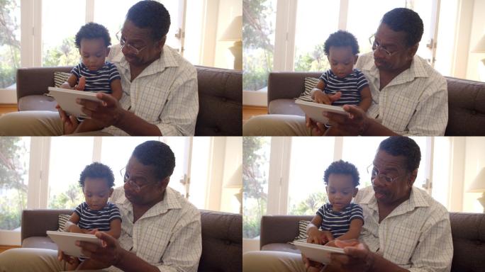 爷爷和孙子一起在家看书