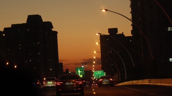 黄昏城市高架公路上的日落夕阳