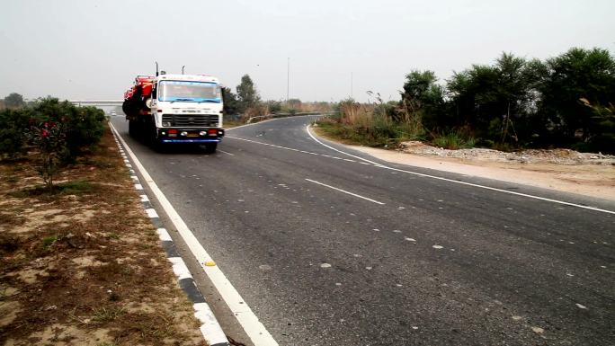 高速公路上的交通重载物流大型机械呼啸而过