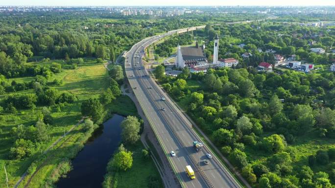 鸟瞰汽车驾驶道路堵车马路高架