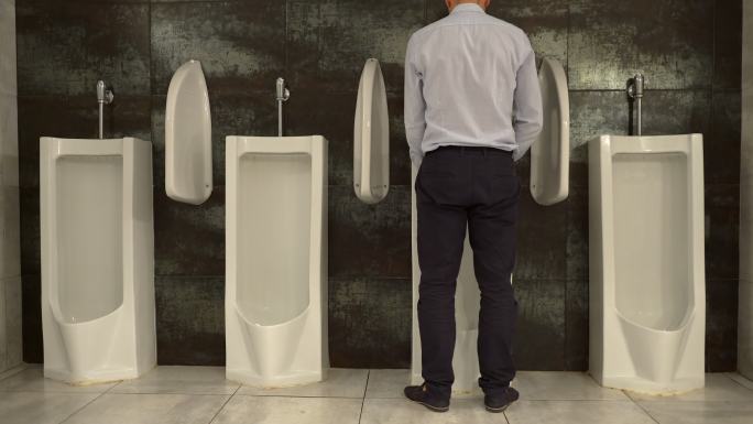 男子在洗手间小便上厕所大小便男厕所